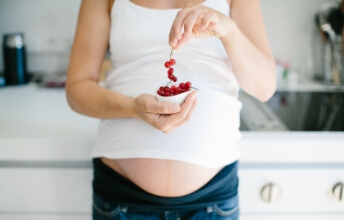 Viele Schwangere leiden unter morgendlicher oder auch über den Tag vorkommender Übelkeit. Die gute Nachricht: das hält meist nur bis zur 14. Schwangerschaftswoche an.